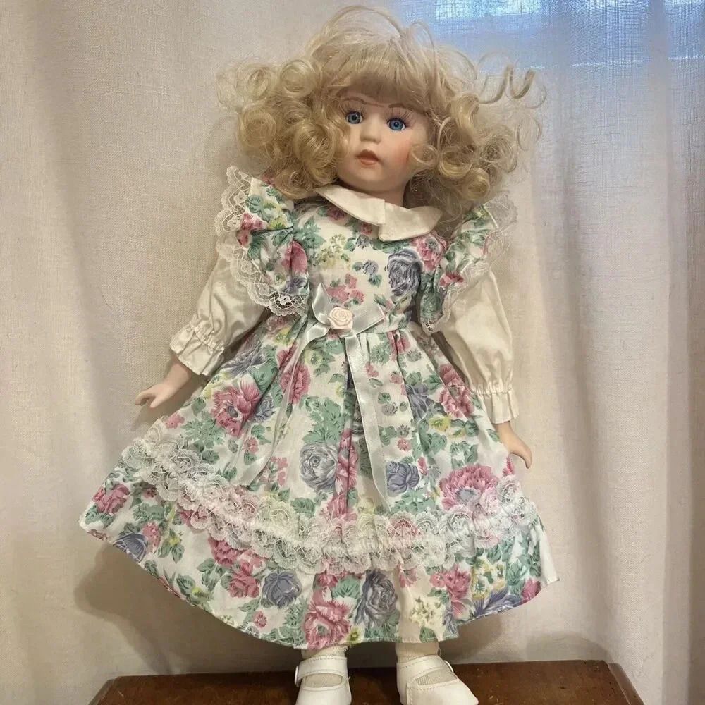 Heritage Signature Collection Porcelain Doll 1990 Vintage Curly Hair‎ Floral